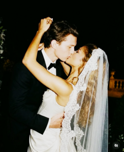 Холливудын алдарт хос Zendaya, Tom Holland нар нууцаар гэрлэснээ хүлээн зөвшөөрлөө